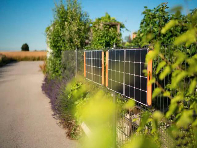 Избыток фотоэлектрических мощностей заставляет европейские домохозяйства использовать их в качестве садовых заборов